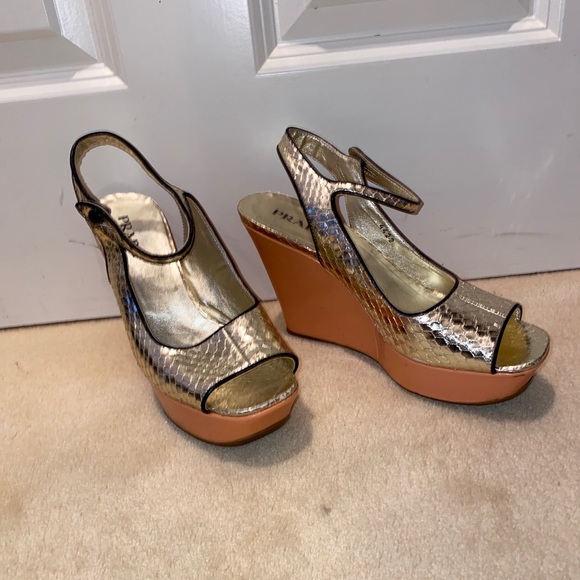 Prada gold sling back peep toe wedge with black trim size 7 - Picture 13 of 13
